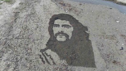 Barış Manço'nun resmi Alanya sahillerine tırmıkla işlendi