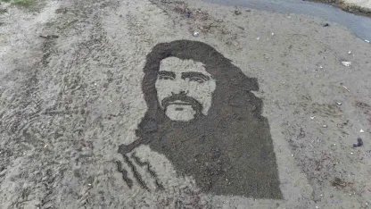 Barış Manço'nun resmi Alanya sahillerine tırmıkla işlendi