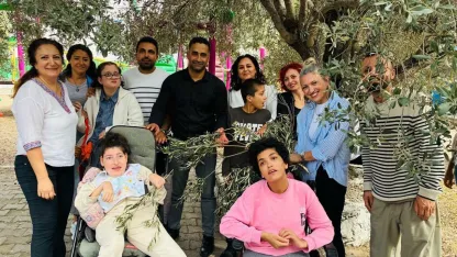 Bodrum'da özel gereksinimli öğrenciler zeytin hasadı yaptı