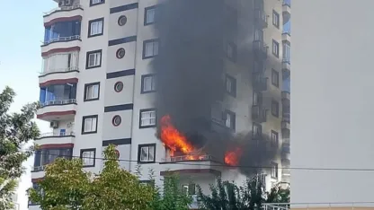 Mersin’de 9 katlı binada yangın: Alevler daireyi sardı