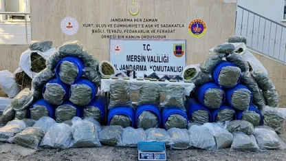 Uyuşturucu satıcılarına şafak operasyonu: Yüzlerce kilo uyuşturucu ve 5 tabanca ele geçirildi