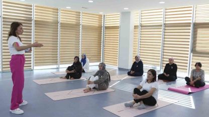 Mersin’de meme kanseri farkındalık etkinliğinde kadınlar yoga yaptı