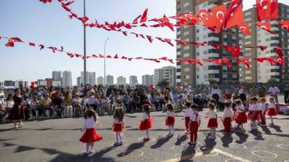 Mersin’de miniklerden Cumhuriyet Bayramı coşkusu