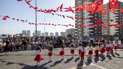 Mersin’de miniklerden Cumhuriyet Bayramı coşkusu