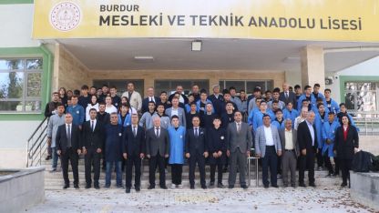 Öğrenciler törenle iş önlüğü giydi