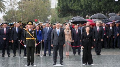 Cumhuriyet coşkusu Ata'ya çelenk sunumuyla başladı