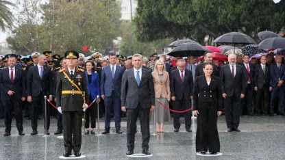 Cumhuriyet coşkusu Ata'ya çelenk sunumuyla başladı