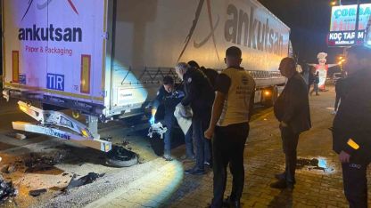 Park halindeki tıra çarpan motosikletli genç kazada hayatını kaybetti