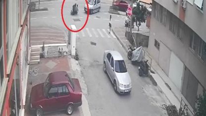 Motosiklet, hafif ticari araca çarpmamak için devrildi: 2 yaralı