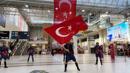 Antalya Havalimanı’nda Cumhuriyet coşkusu