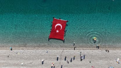 Bayramı su altında bayrak açarak kutladılar