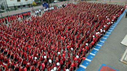 1500 öğrenci, okul bahçesinde söyledikleri şarkılarla Cumhuriyet'i kutladı