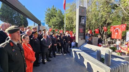 Dünya tarihinde ilk defa uçak gemisi batıran Topçu Yüzbaşı Aker'in anıt mezarı açıldı