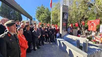 Dünya tarihinde ilk defa uçak gemisi batıran Topçu Yüzbaşı Aker'in anıt mezarı açıldı
