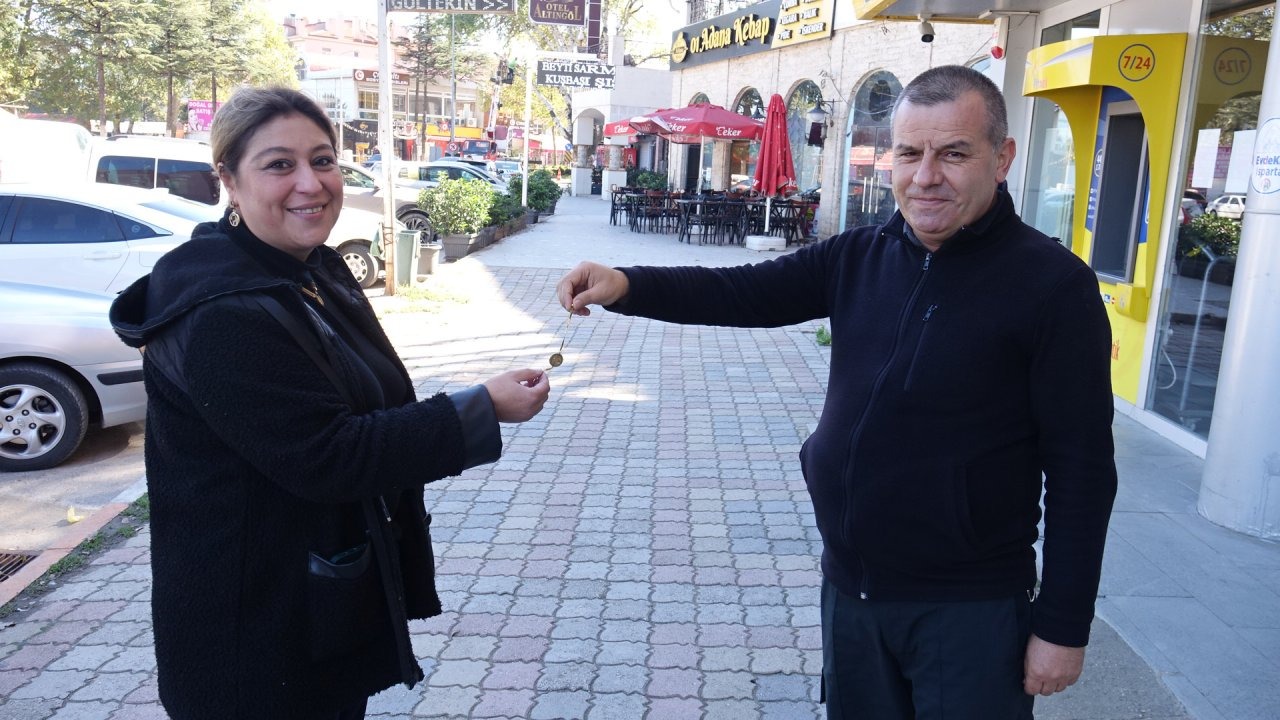 Altın künyenin sahibini ilanla buldu