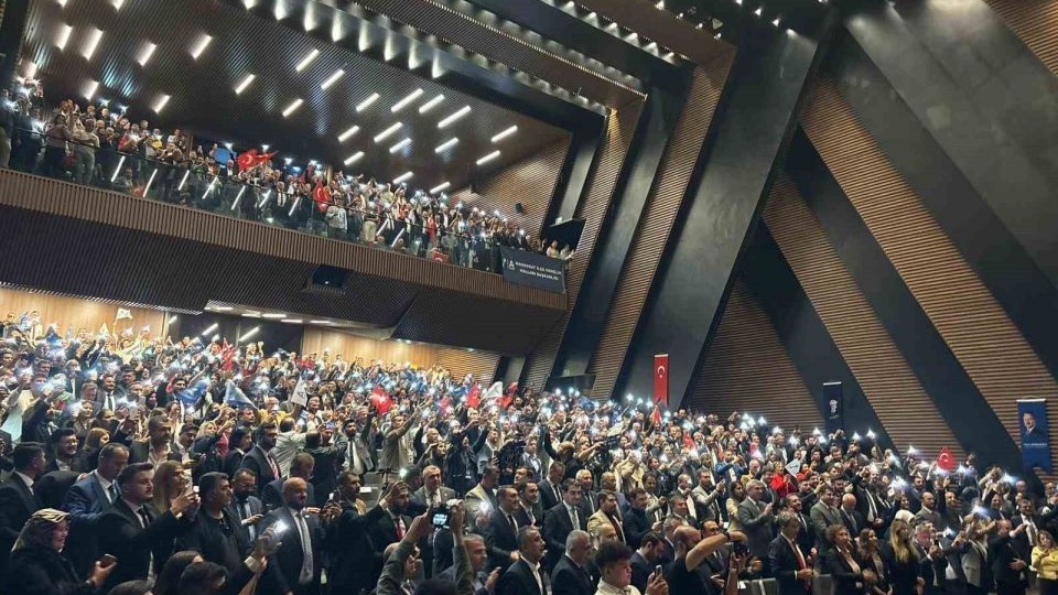Anahtar Parti Genel Başkanı Ağıralioğlu, kürsüde konuşurken depreme yakalandı
