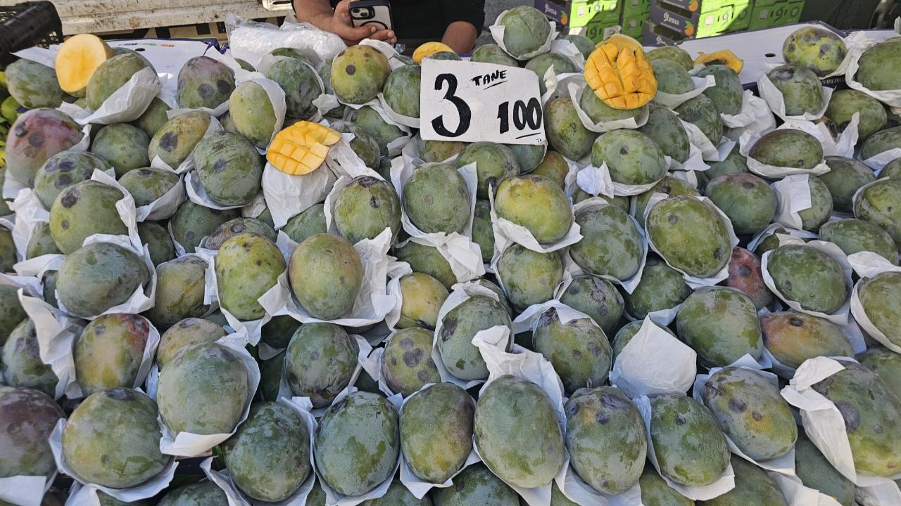 Antalya Cuma Pazarında, tropik meyvelere yoğun ilgi!