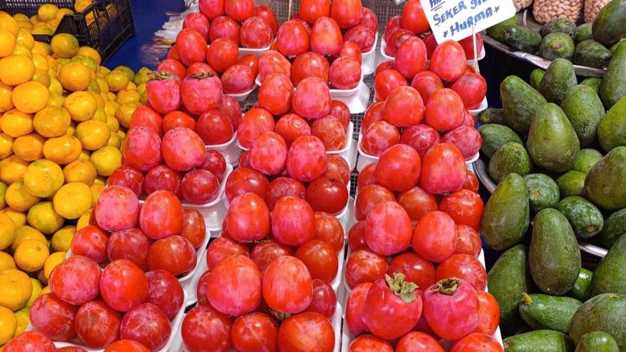 Antalya semt pazarında Hurma fiyatları cep yakıyor