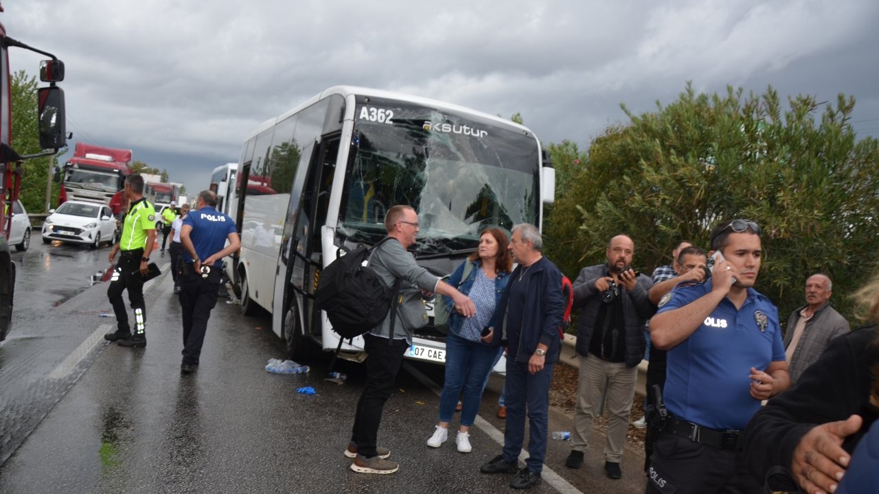 Antalya&#039;da 4 araçlık zincirleme kazada 2 turist yaralandı