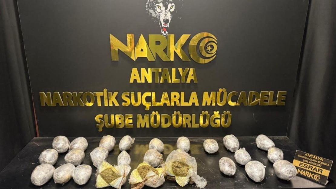 Antalya’da aracın gizli bölmelerine saklanan uyuşturucu, polisin gözünden kaçmadı