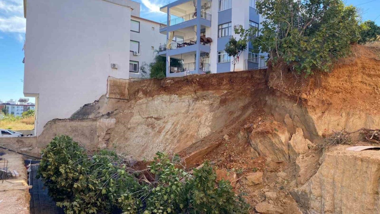 Antalya’da bir evi tahliye ettiren inşaat temelinde ikinci toprak kayması