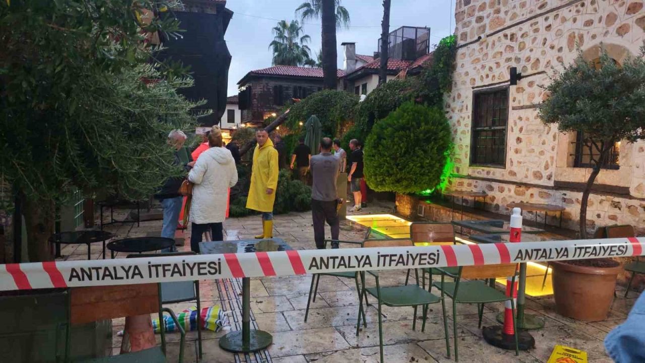 Antalya'da etkili olan sağanak yağış nedeniyle devrilen ağacın altında 3 kişi kaldı