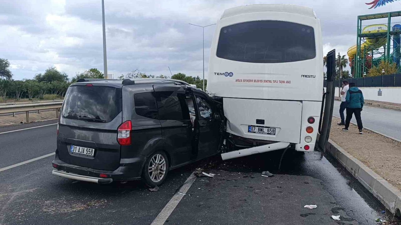 Antalya’da hafif ticari araç midibüse çarptı: 1’i ağır 2 yaralı