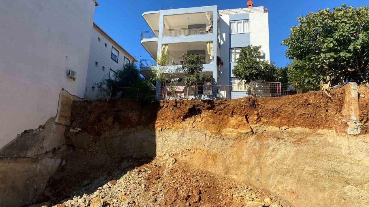 Antalya’da kazı sırasında toprak kayması yaşanan alan görüntülendi