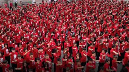 Antalya’da Mecdude Başakıncı Ortaokulu’ndan dev Cumhuriyet korosu