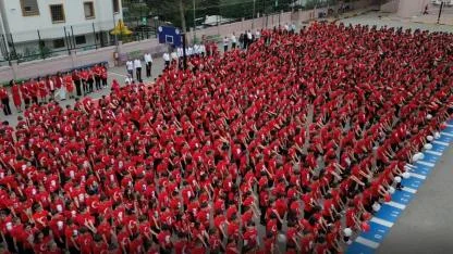 Antalya'da öğrencilerden dev Cumhuriyet korosu