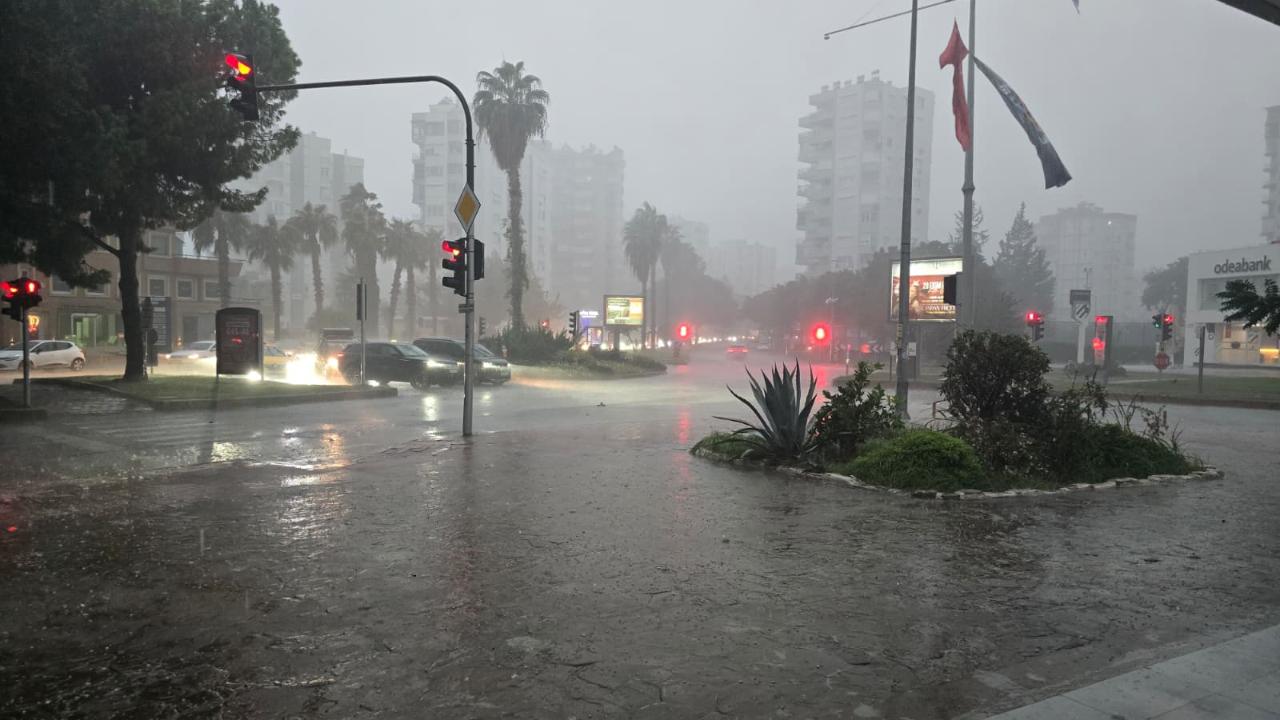 Antalya’da sağanak yağış etkili oldu