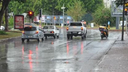 Antalya’da sağanak yağış etkisini arttırdı