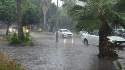 Antalya’da sağanak yağmur başladı