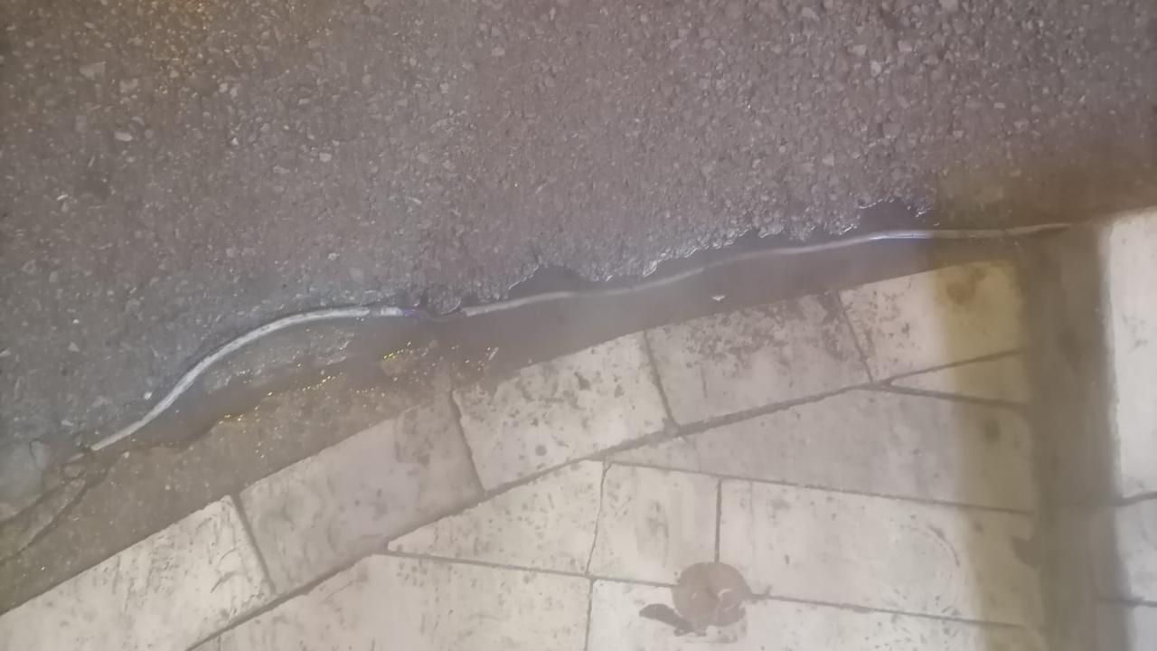 Antalya&#039;da tabela aydınlatması kablosu tehlike saçıyor: İzolasyonsuz kablolar yağmurda ölüm riski yaratıyor