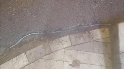 Antalya'da tabela aydınlatması kablosu tehlike saçıyor: İzolasyonsuz kablolar yağmurda ölüm riski yaratıyor