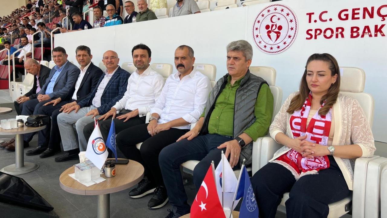 Antalyaspor maçına protokolden destek