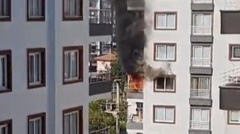 Apartman dairesi çıkan yangında kullanılamaz hale geldi