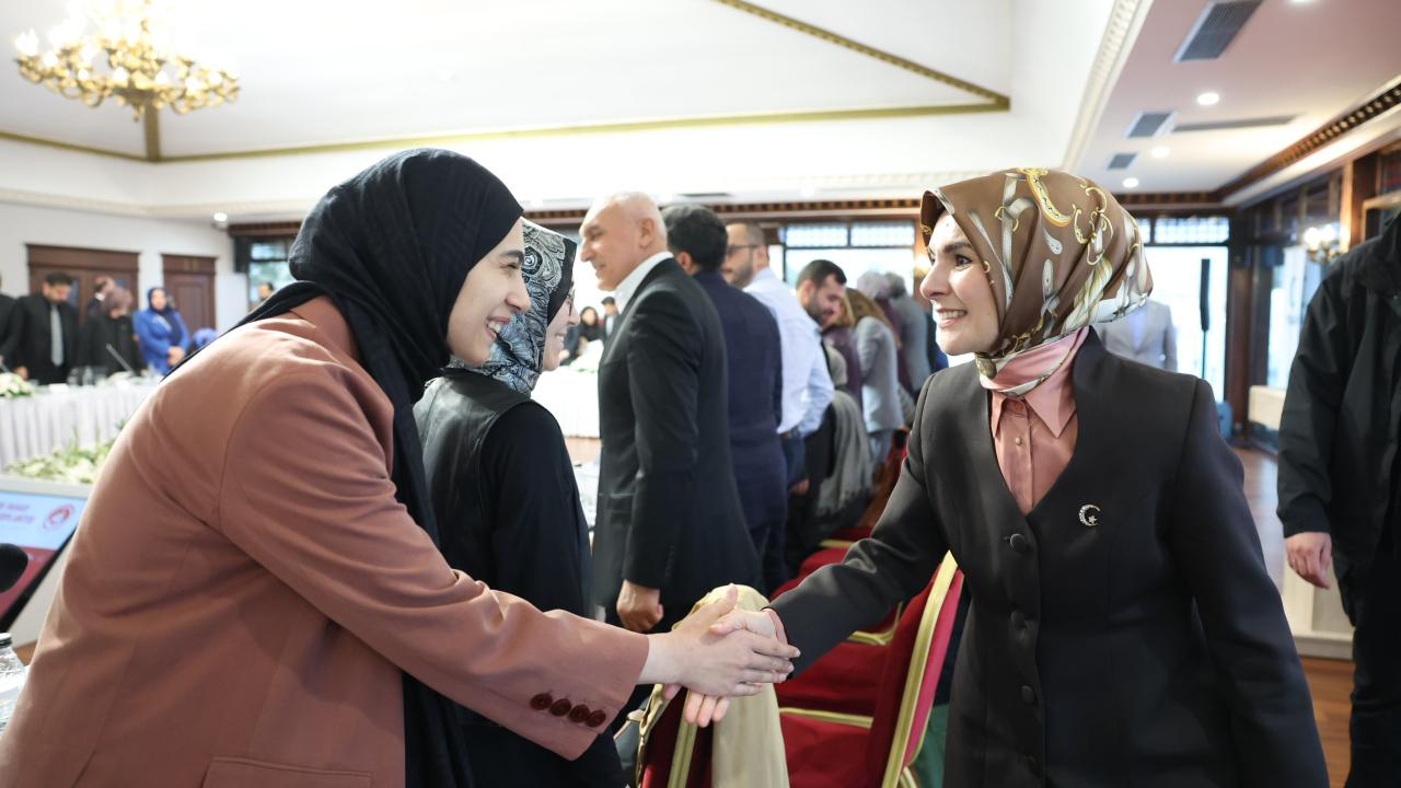 Bakan Göktaş STK temsilcileriyle biraraya geldi; Sosyal Medya Yasası'nı anlattı
