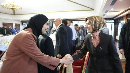 Bakan Göktaş STK temsilcileriyle biraraya geldi; Sosyal Medya Yasası'nı anlattı
