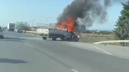 Bariyerlere çarpan pikap alev alev yandı