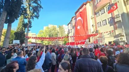 Bayraklar, şiirler, marşlar… Hanım Ömer Çağıran İlkokulu’nda Cumhuriyet sevinci