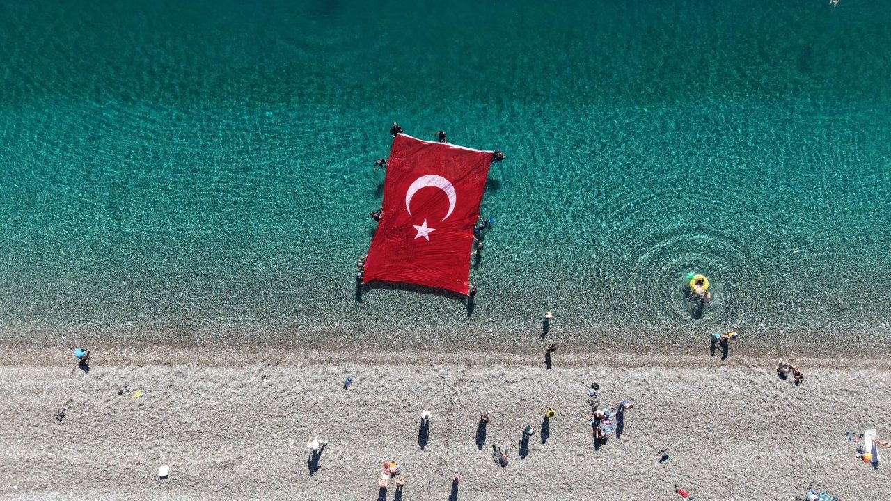 Bayramı su altında bayrak açarak kutladılar