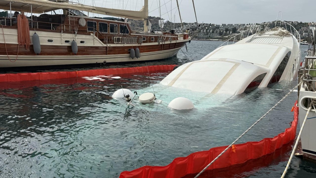 Bodrum’da iskeleye demirli lüks yat su alıp battı