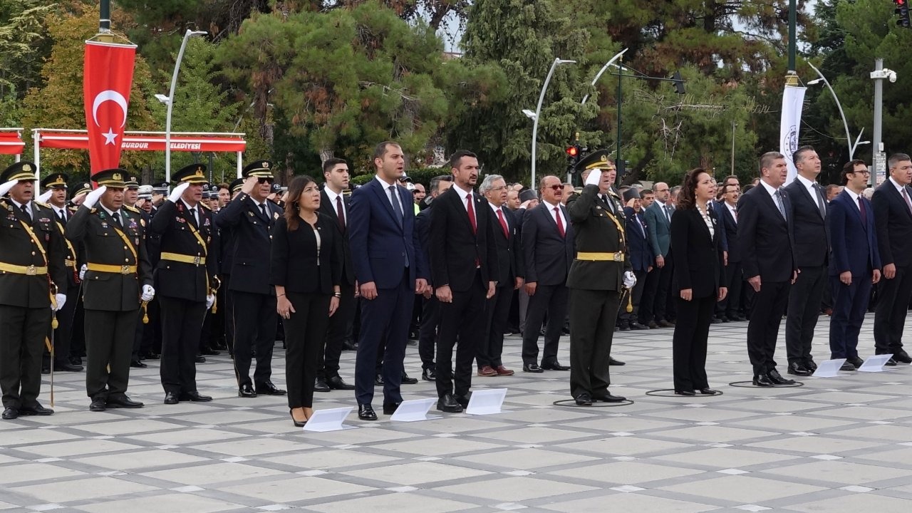 Burdur'da çelenk sunma töreni yapıldı