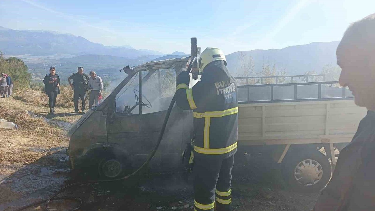 Burdur’da yanan kamyonet kullanılmaz hale geldi