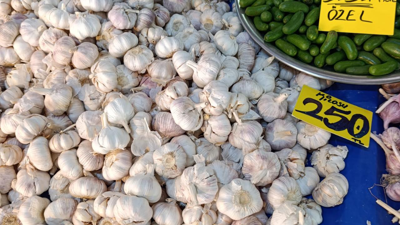 Çarşamba Pazarı’na sarımsak fiyatları damga vurdu!