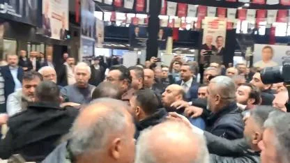 CHP kongresinde partililerle gazeteciler arasında gerginlik