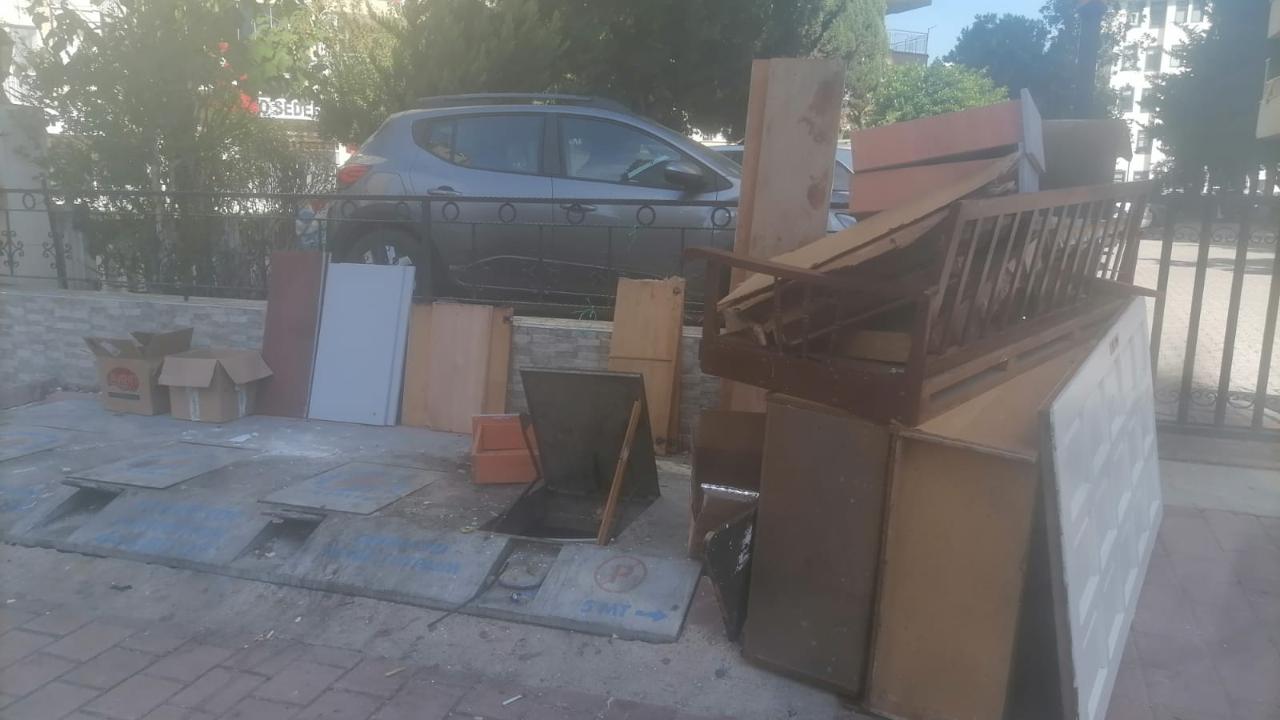 Çöpe atılan maloz yığınlarından mahalleli rahatsız