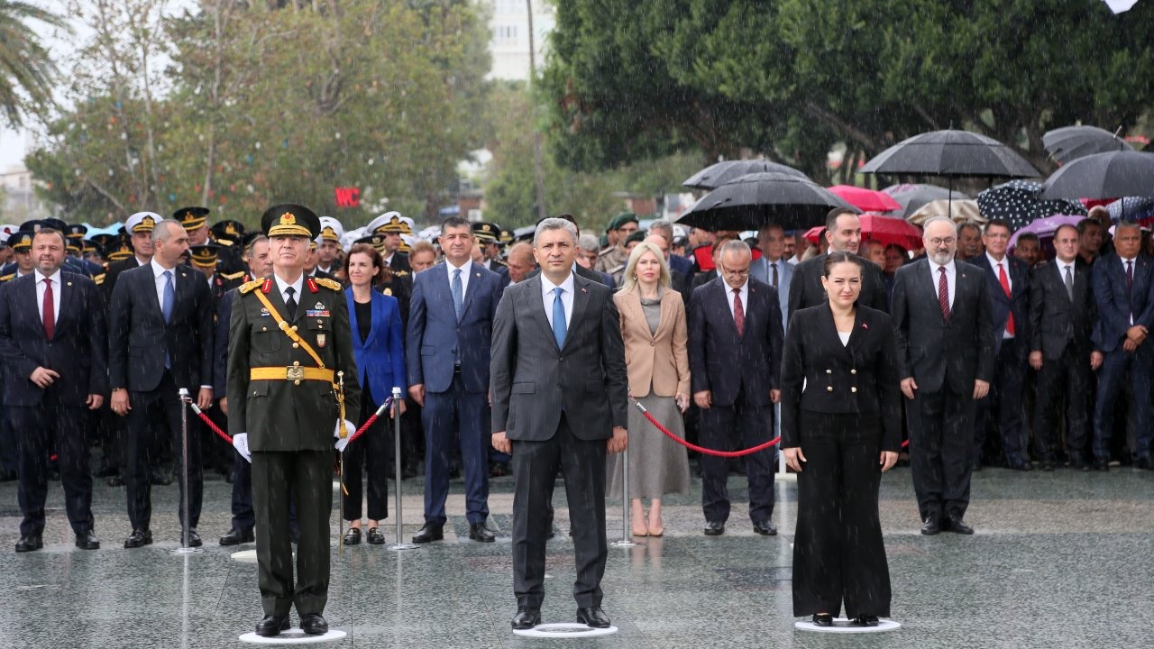 Cumhuriyet coşkusu Ata&#039;ya çelenk sunumuyla başladı