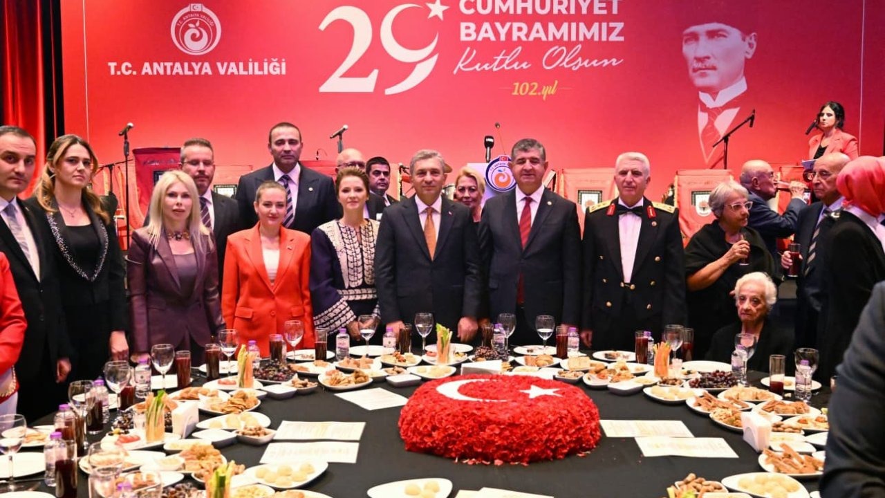 Cumhuriyetin 102&#039;nci yılı resepsiyonla kutlandı